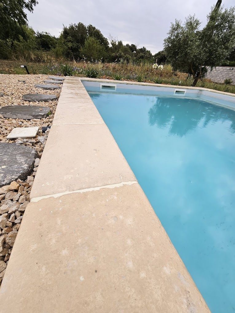 Margelles de piscine en pierre