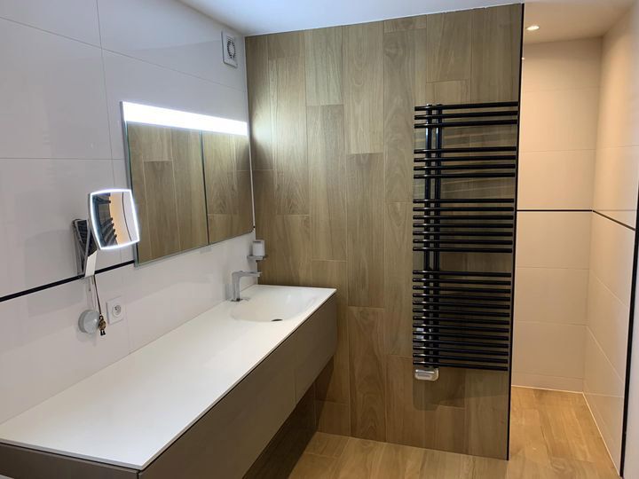 Salle de bain carrelée par JANAN