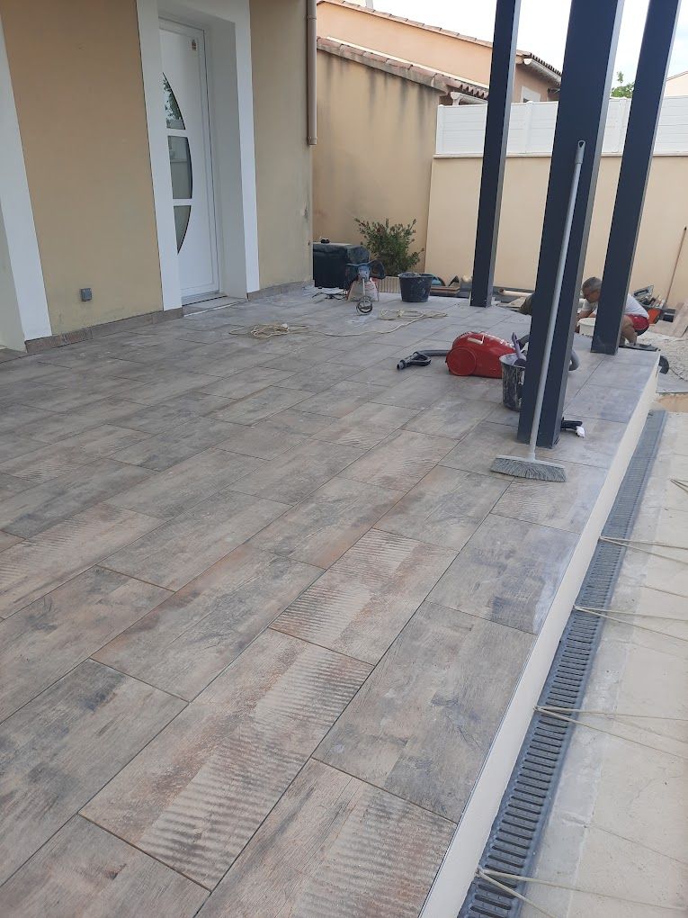 Terrasse carrelée avec caniveau